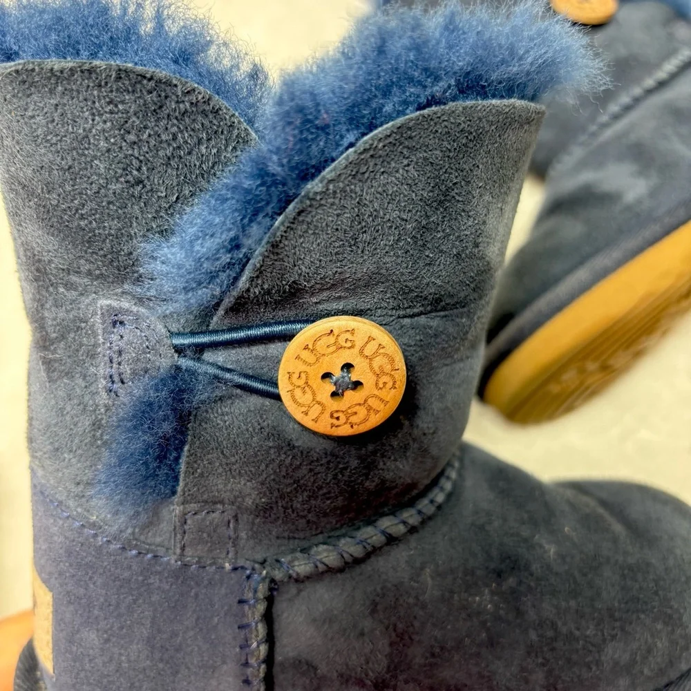 UGG Bailey Button‎ Blue Shearling Boots Size 9 Toddler